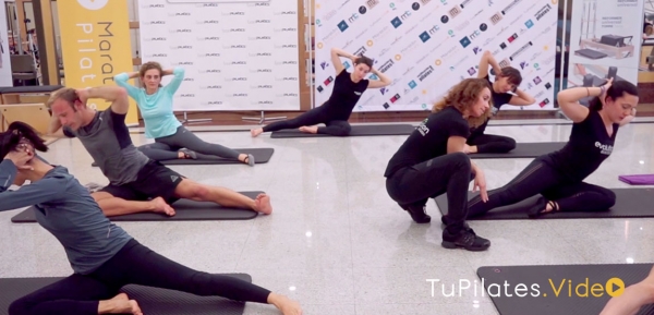 Clase grupal de colchoneta contemporánea